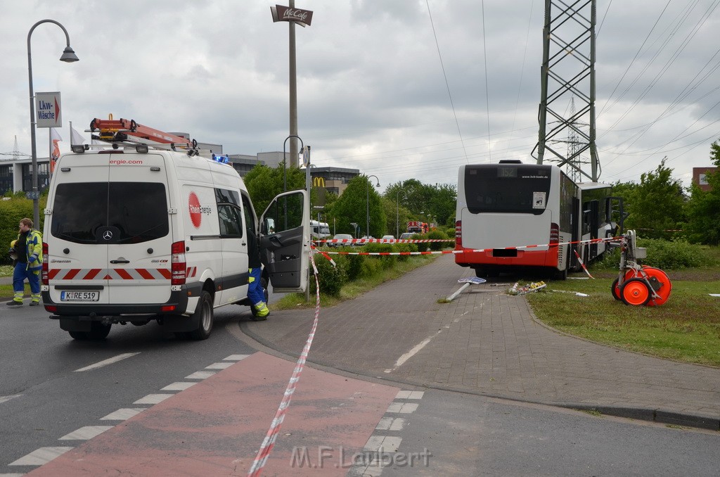 Schwerer Bus Unfall Koeln Porz Gremberghoven Neuenhofstr P157.JPG - Miklos Laubert
